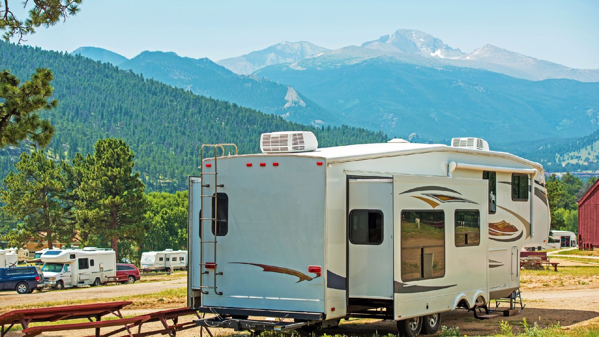 Travel Trailer vs Pop up Camper: Which One is Right For You?