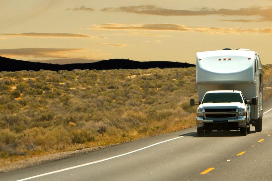 TRAVEL TRAILER VS MOTORHOME: HOW TO CHOOSE BETWEEN THE TWO