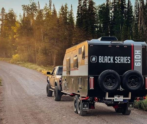 THE HQ19: BLACK SERIES TAKES RV DESIGN TO THE NEXT LEVEL