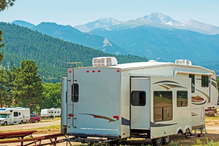 TRAVEL TRAILER VS POP UP CAMPER: WHICH ONE IS RIGHT FOR YOU?