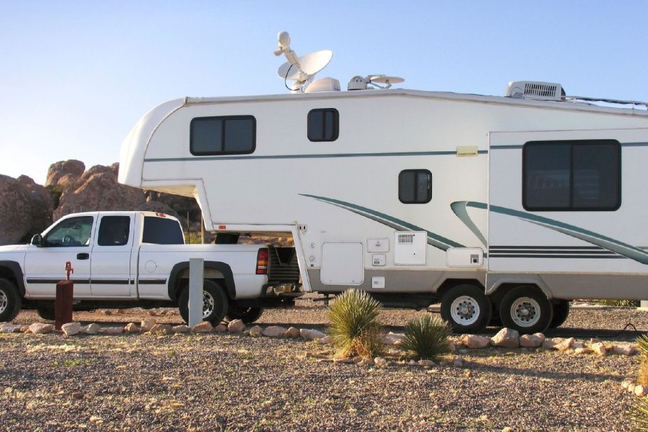 TRAVEL TRAILER VS 5TH WHEEL: HOW TO CHOOSE ONE