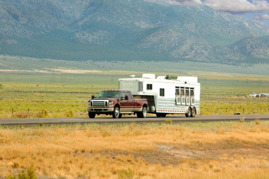 TRAVEL TRAILER VS TOY HAULER: COMPLETE COMPARISON